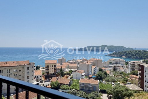 Stan sa pogledom na more u Bečićima — 400 m od plaže