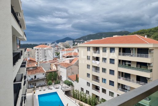 Prostran stan sa pogledom na more u Bečićima — 5 minuta do plaže